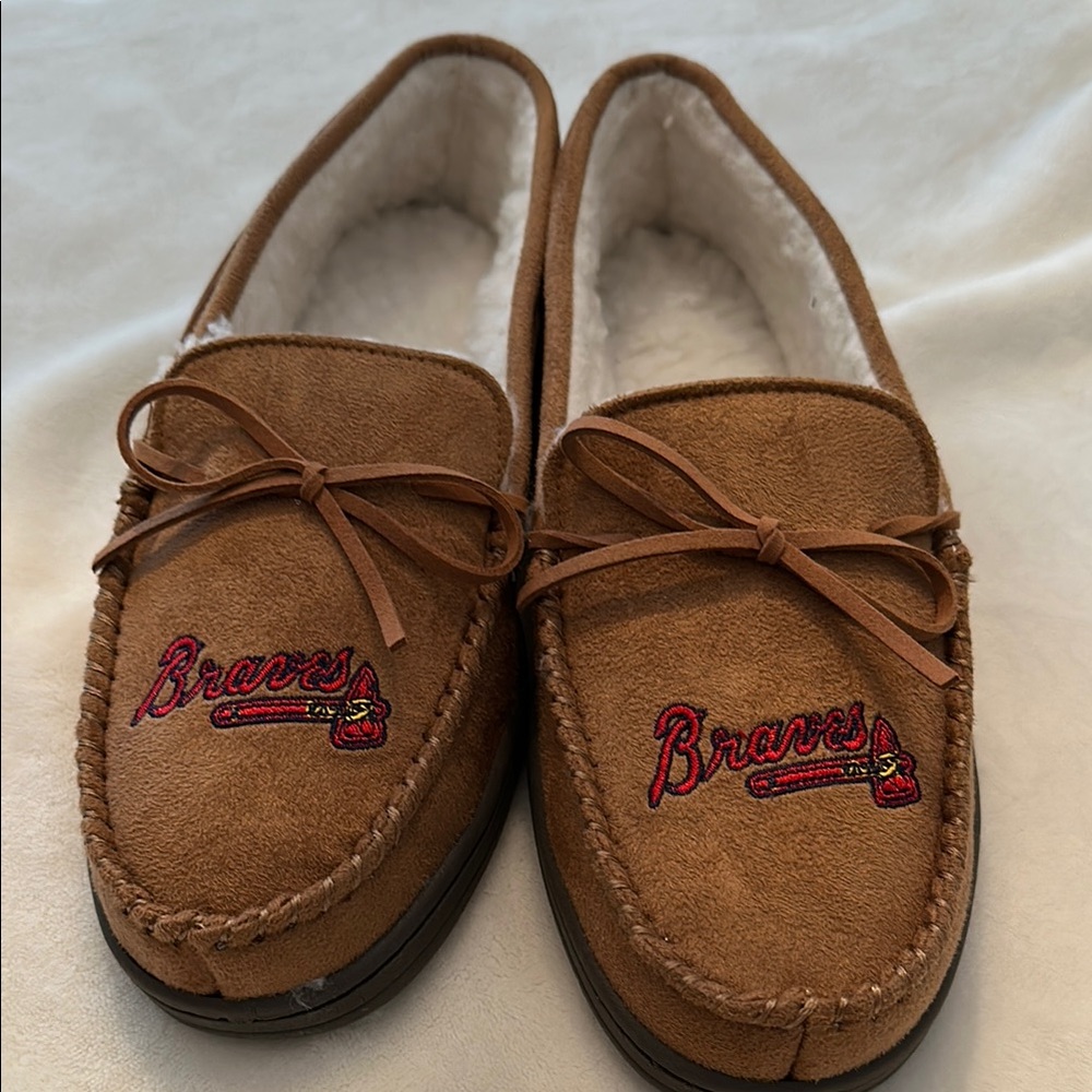 Braves Tan Moccasin Slippers - Size Medium - NWOT